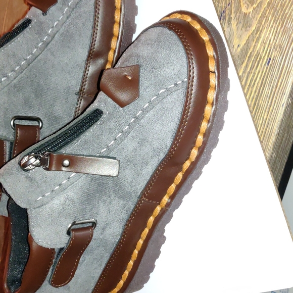 NWOT Kids bootie Size 6 and half. Sharp. - Picture 2 of 6